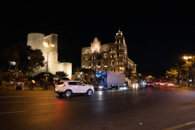 Bakü 'nün kentsel manzarasında tatil atmosferi