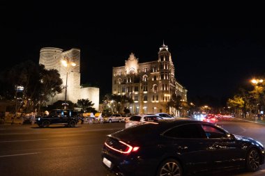 Bakü 'nün kentsel manzarasında tatil atmosferi