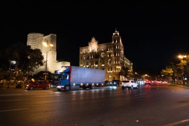 Bakü 'nün kentsel manzarasında tatil atmosferi