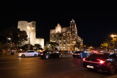 Bakü 'nün kentsel manzarasında tatil atmosferi