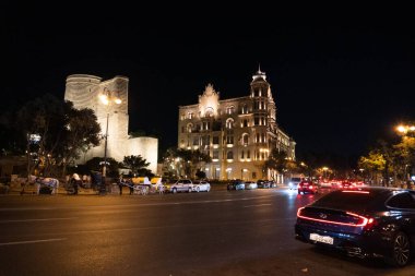 Bakü 'nün kentsel manzarasında tatil atmosferi