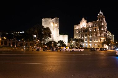 Bakü 'nün kentsel manzarasında tatil atmosferi