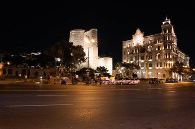 Bakü 'nün kentsel manzarasında tatil atmosferi