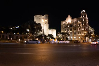 Bakü 'nün kentsel manzarasında tatil atmosferi