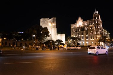 Bakü 'nün kentsel manzarasında tatil atmosferi