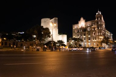 Bakü 'nün kentsel manzarasında tatil atmosferi