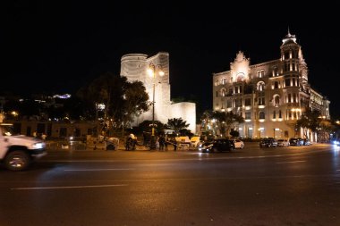 Bakü 'nün kentsel manzarasında tatil atmosferi