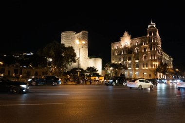 Bakü 'nün kentsel manzarasında tatil atmosferi