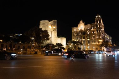 Bakü 'nün kentsel manzarasında tatil atmosferi