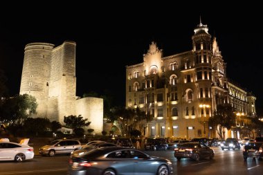 Bakü 'nün kentsel manzarasında tatil atmosferi