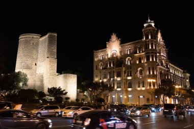 Bakü 'nün kentsel manzarasında tatil atmosferi