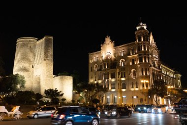 Bakü 'nün kentsel manzarasında tatil atmosferi