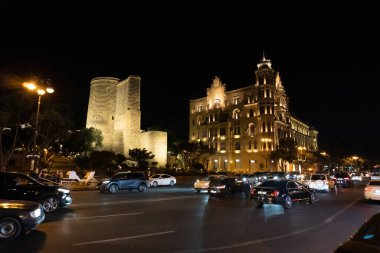 Bakü 'nün kentsel manzarasında tatil atmosferi