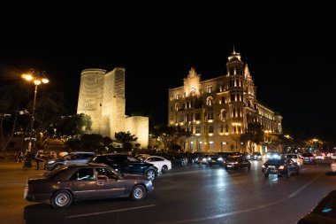 Bakü 'nün kentsel manzarasında tatil atmosferi
