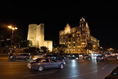 Bakü 'nün kentsel manzarasında tatil atmosferi