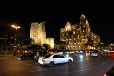 Bakü 'nün kentsel manzarasında tatil atmosferi