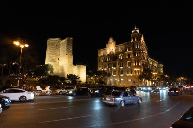 Bakü 'nün kentsel manzarasında tatil atmosferi