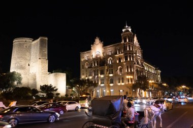 Bakü 'nün kentsel manzarasında tatil atmosferi