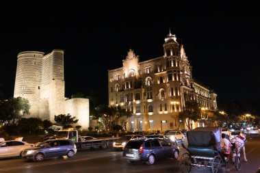 Bakü 'nün kentsel manzarasında tatil atmosferi