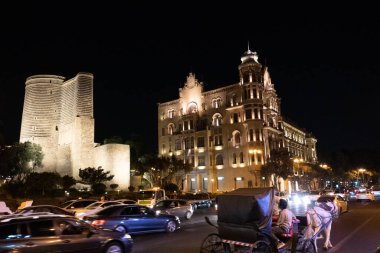 Bakü 'nün kentsel manzarasında tatil atmosferi