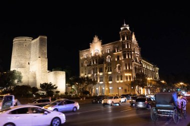 Bakü 'nün kentsel manzarasında tatil atmosferi