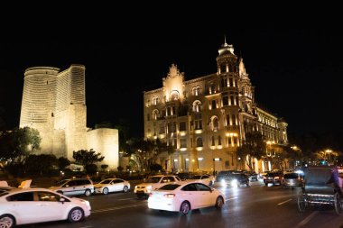 Bakü 'nün kentsel manzarasında tatil atmosferi