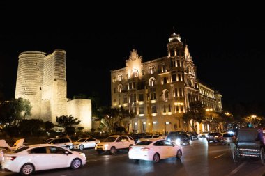 Bakü 'nün kentsel manzarasında tatil atmosferi