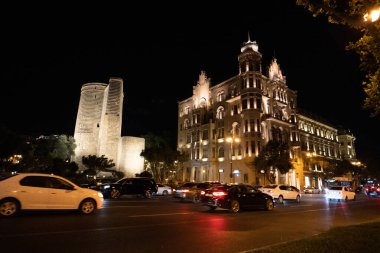 Bakü 'nün kentsel manzarasında tatil atmosferi