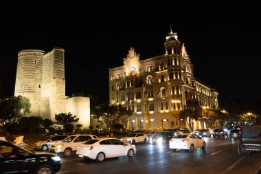 Bakü 'nün kentsel manzarasında tatil atmosferi