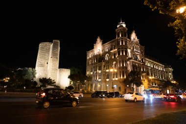 Bakü 'nün kentsel manzarasında tatil atmosferi