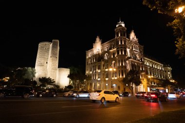 Bakü 'nün kentsel manzarasında tatil atmosferi