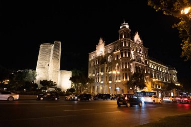 Bakü 'nün kentsel manzarasında tatil atmosferi