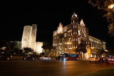 Bakü 'nün kentsel manzarasında tatil atmosferi