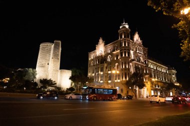 Bakü 'nün kentsel manzarasında tatil atmosferi