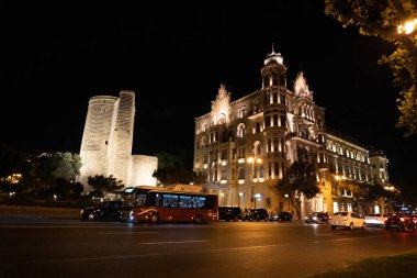 Bakü 'nün kentsel manzarasında tatil atmosferi