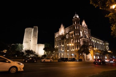 Bakü 'nün kentsel manzarasında tatil atmosferi