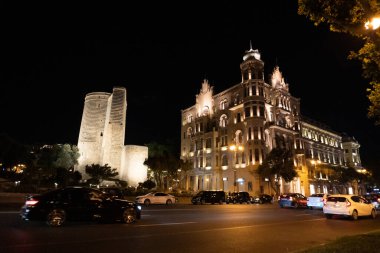 Bakü 'nün kentsel manzarasında tatil atmosferi