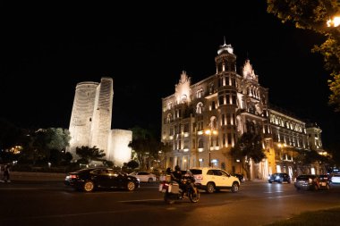 Bakü 'nün kentsel manzarasında tatil atmosferi