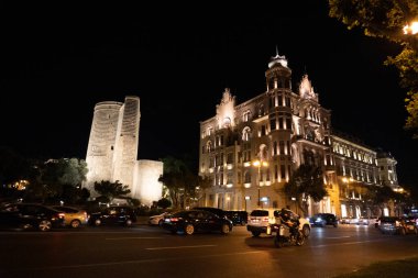 Bakü 'nün kentsel manzarasında tatil atmosferi