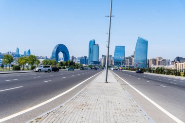 Bakü 'nün kentsel manzarasında tatil atmosferi