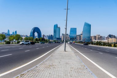 Bakü 'nün kentsel manzarasında tatil atmosferi