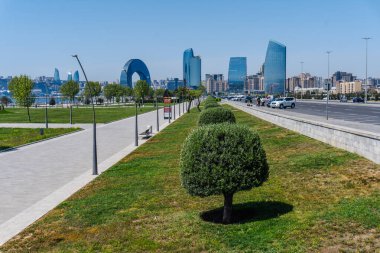Bakü 'nün kentsel manzarasında tatil atmosferi