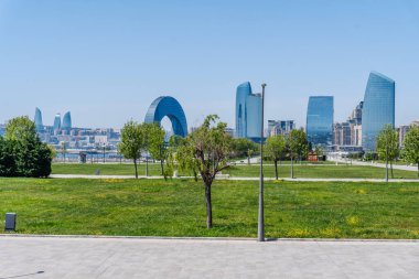 Bakü 'nün kentsel manzarasında tatil atmosferi