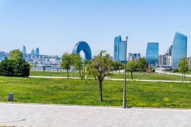 Bakü 'nün kentsel manzarasında tatil atmosferi