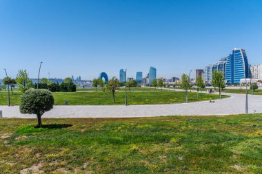 Bakü 'nün kentsel manzarasında tatil atmosferi