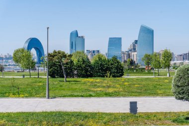 Bakü 'nün kentsel manzarasında tatil atmosferi