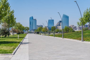 Bakü 'nün kentsel manzarasında tatil atmosferi