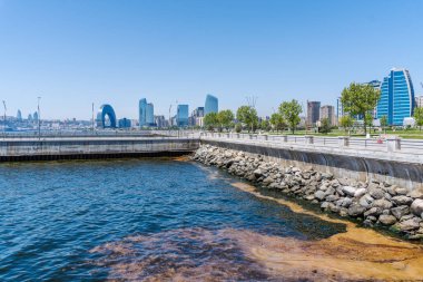 Bakü 'nün kentsel manzarasında tatil atmosferi