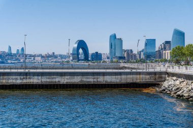 Bakü 'nün kentsel manzarasında tatil atmosferi