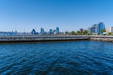 Bakü 'nün kentsel manzarasında tatil atmosferi